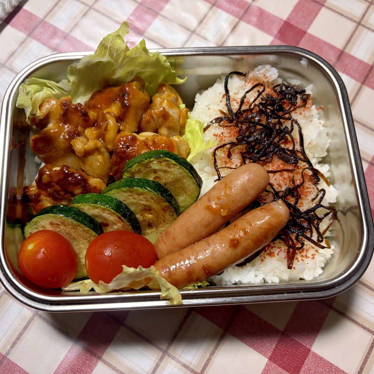 23himukabito's tweet photo. ６月１９日金曜日の弁当です🍱
どうやらアップするのを忘れてたみたいです。
鶏のカレーとケチャップ味
卵焼き
ウインナー
ズッキーニ
レタス🥬
ミニトマト🍅
#お弁当 
#お弁当記録 
#タッパー弁当 https://t.co/YjV9Kwh8Hm