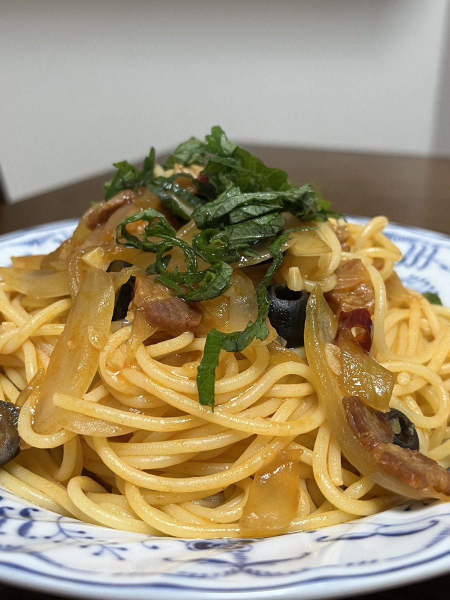 seiyan0141's tweet photo. 『塩豚を使ったパスタ』
昨日仕込んでおいた塩強めに振った豚肉を使って
半日くらいで結構水も出てトゥルっていい感じ
トマトオリーブ大葉といい感じでおいしい　26-81 https://t.co/PBOzcUSmTX