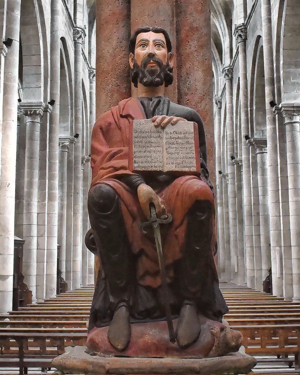 RomanicoEspana's tweet photo. Qué preciosidad esta talla sedante del Apóstol Santiago con el libro y la espada en el parteluz del llamado Pórtico del Paraíso de la Catedral de Orense; una clarísima secuela medio siglo posterior del Pórtico de la Gloria compostelano https://t.co/KVEc4RG1S3