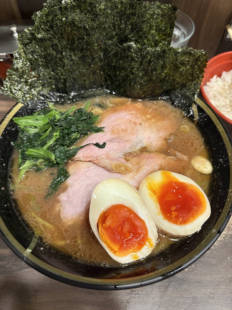 Peropecchan's tweet photo. 神田ラーメン わいず

のり玉ラーメン+ライス

初訪
土曜とはいえ雨の昼過ぎにすごい行列さすが人気店
こりゃ好みど真ん中！
トロッとしたコク深いスープ美味いなぁ
麺は若干ちぢれ
チャーシューの香りは控えめ
ライスにちょろっとついてくるコマが嬉しいサービス
食後は2Fへ… https://t.co/TF536CpFXO
