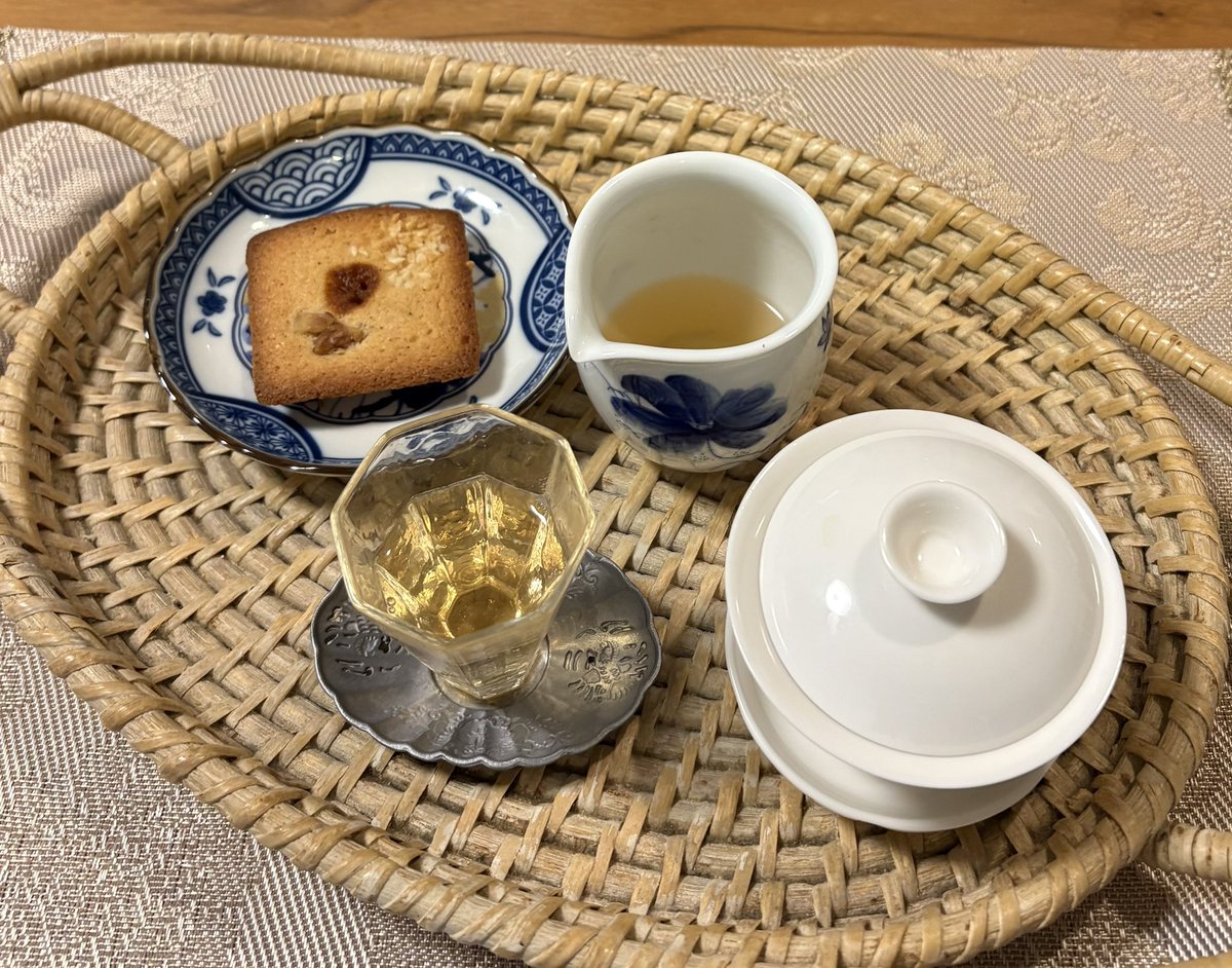 sweetsarasa's tweet photo. 火と木さんの荒野白毫銀針

封を切ると紅茶の香り？
蜜のような優しい甘さの中に力強さも感じる

今日はワケあって今朝いただいた後
回数を分けて飲んだところ
花のような風味がまだ続いていて
洋菓子(芦屋パヴェアルチザンの米粉のフィナンシェ)も合わせて何煎も淹れました

#茶好連
#吉田山大茶会 https://t.co/AnINf0j5Tr
