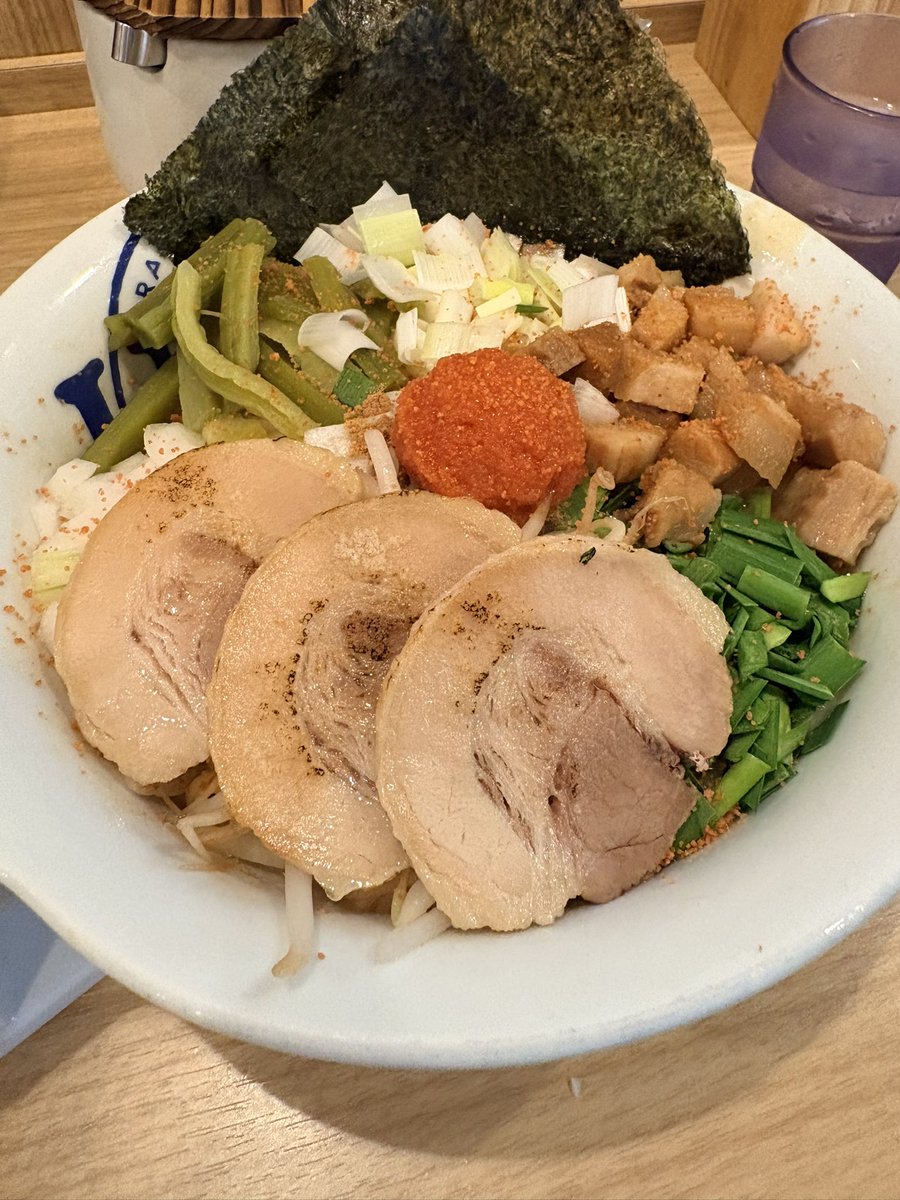 mi_yu394's tweet photo. 博多、人多くて休憩
油そば少ないからどっかお店出して欲しいな https://t.co/dmOBhti9fJ