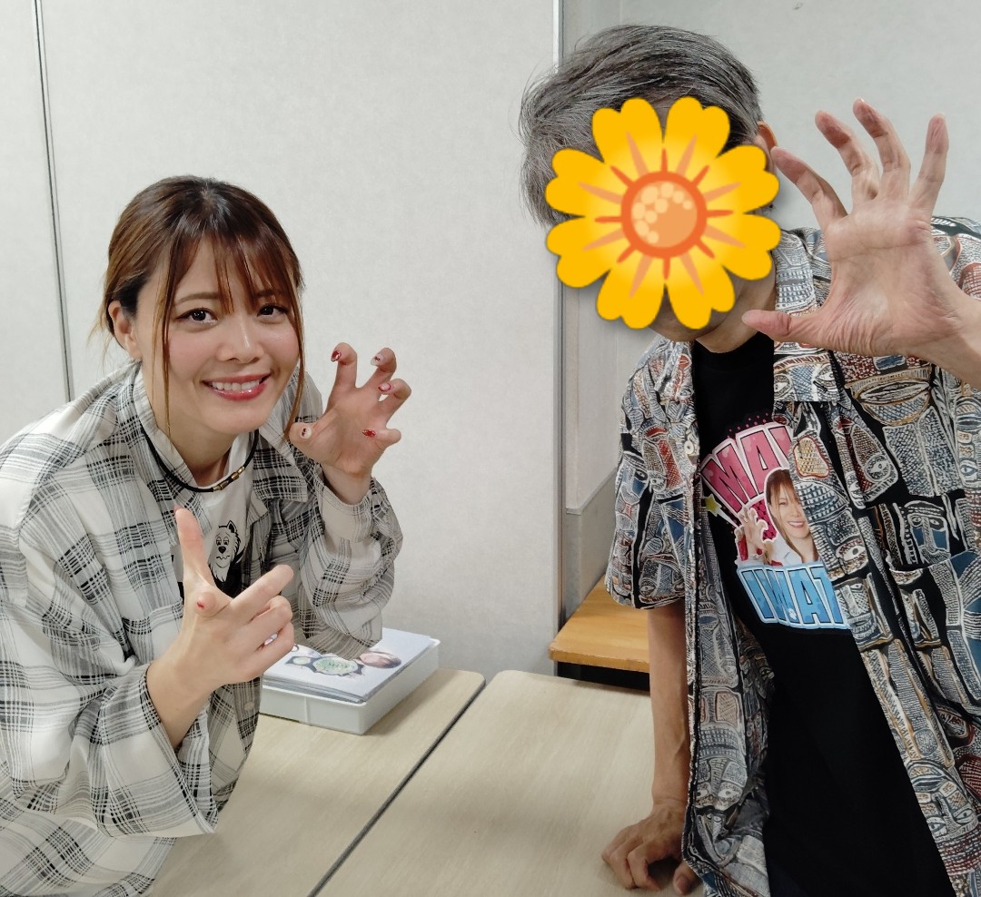 itozouitozou's tweet photo. マリゴ観戦終了！
麻優ちゃんの列、前の人も後ろの人も皆、骨折中Tシャツ買ってるのに自分は買ってないので、ヤベェ何か言われそう…と思ってたら案の定、麻優ちゃんに開口一番「アレ？Tシャツ買ってないじゃん」と言われてしまった😥
車の修理にお金かかっちゃったので💦ゴメン🙏
#岩谷麻優
#pw_mg https://t.co/lBAigiUEyn