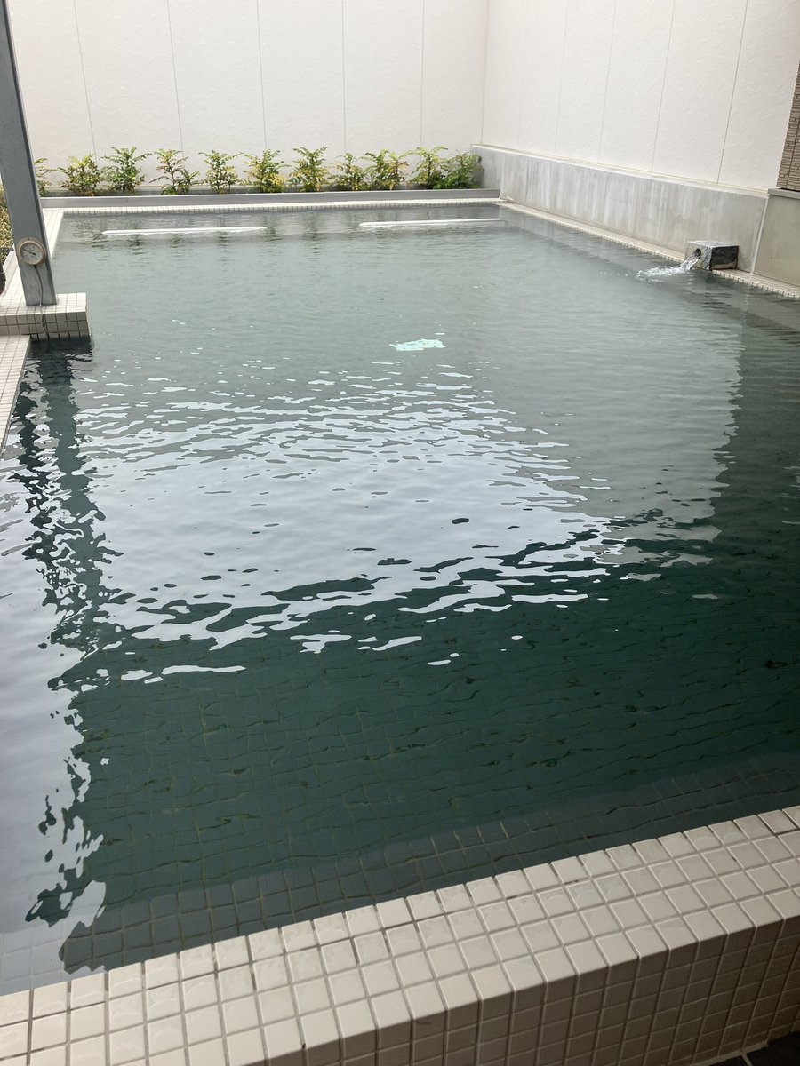 P89262411's tweet photo. 山梨県笛吹市「石笛の湯」

扉を開くと硫黄の香りが漂う内風呂を通り抜けたその先には、広くて大きな露天風呂があり湯量豊富な100%源泉��け流しです。空を見上げながら自然の風を感じ四季折々の景色もお楽しみください。無色澄明わずかに塩味少し硫黄臭ph8.7のお肌つるつる・すべすべ美人の湯です。 https://t.co/4zf9UctYoZ