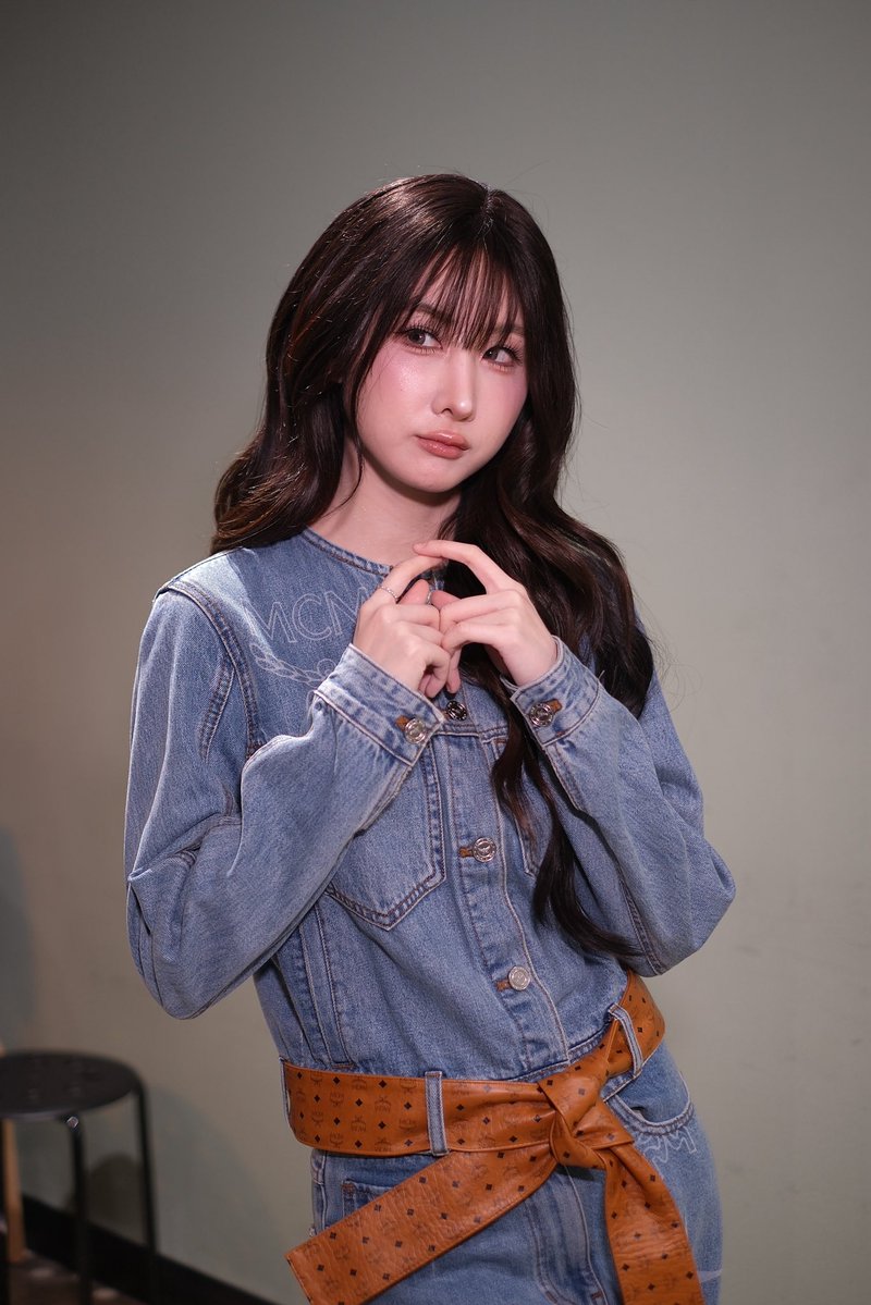 olida_magda's tweet photo. Top: denim. Jeans: denim. Vibe: YOKO. The cake workshop hasn't even started and we're already obsessed. 🧁

YOKO IN HER MCM ERA
#MCMMomentWithYOKO https://t.co/8fax8UfQZA