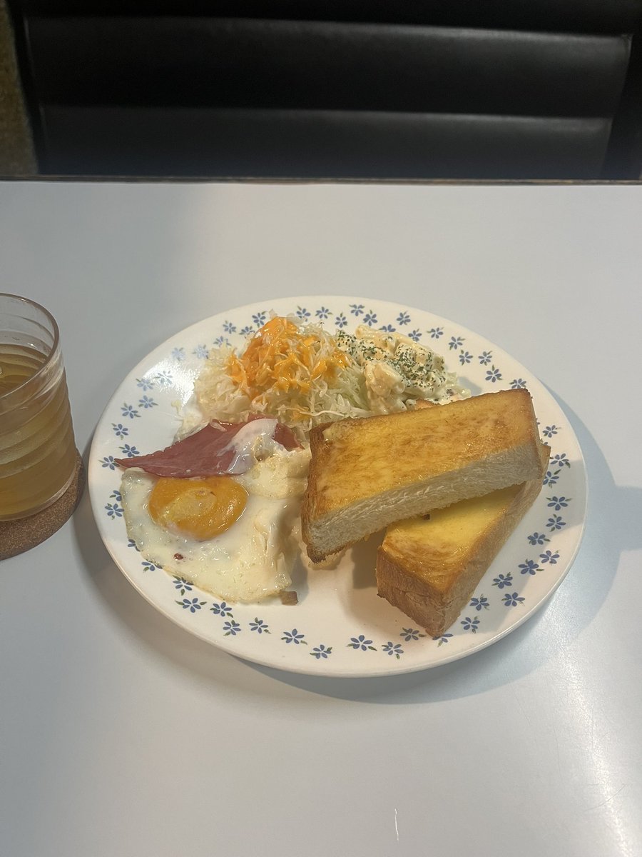 giboplus's tweet photo. 沖縄滞在3日目④
朝のバス待ちがてら行きたかった24時間喫茶店Minkへ。モーニングを食べてもうそろそろオープンするであろうラーメン二郎沖縄店（既に1人並んでました）を横目に帰宅。
飲みすぎたので今日は顔が浮腫んでます。 https://t.co/7bXW0jPwEd