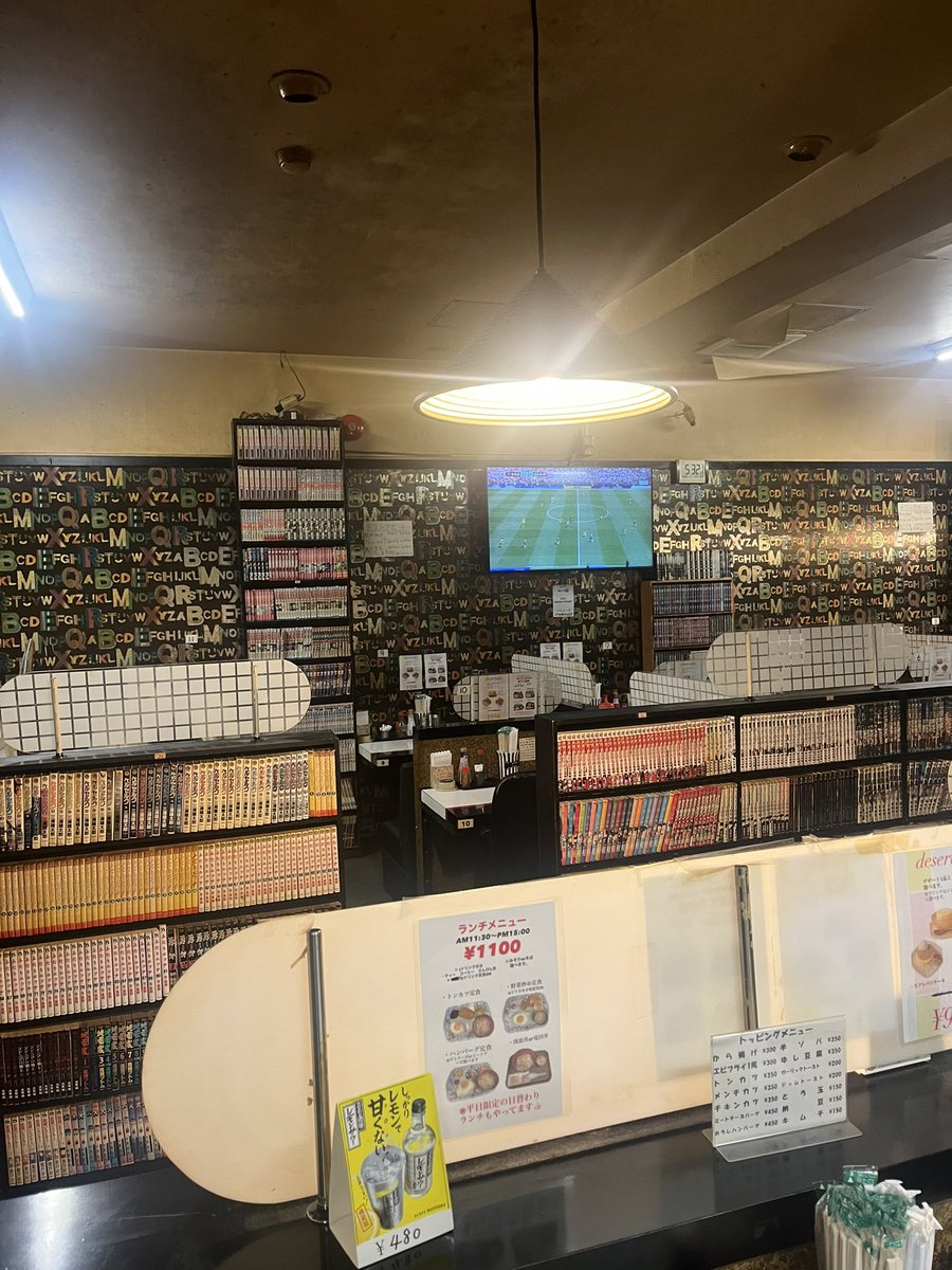 giboplus's tweet photo. 沖縄滞在3日目④
朝のバス待ちがてら行きたかった24時間喫茶店Minkへ。モーニングを食べてもうそろそろオープンするであろうラーメン二郎沖縄店（既に1人並んでました）を横目に帰宅。
飲みすぎたので今日は顔が浮腫んでます。 https://t.co/7bXW0jPwEd