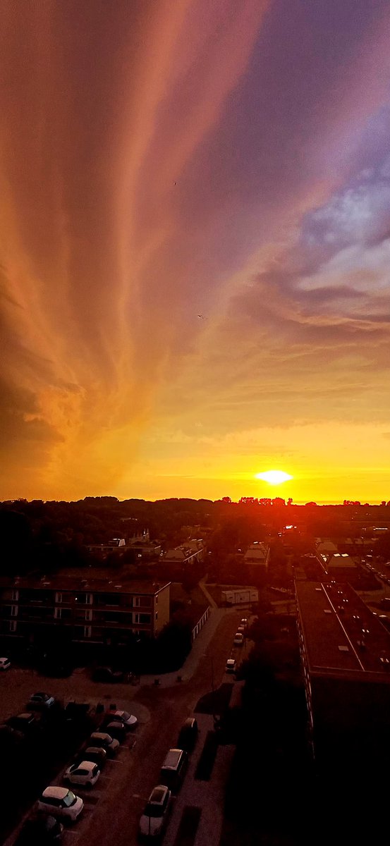 LWielders's tweet photo. #Onweer #Rolwolk #Sunset #Regenbui https://t.co/ksCjheVffg