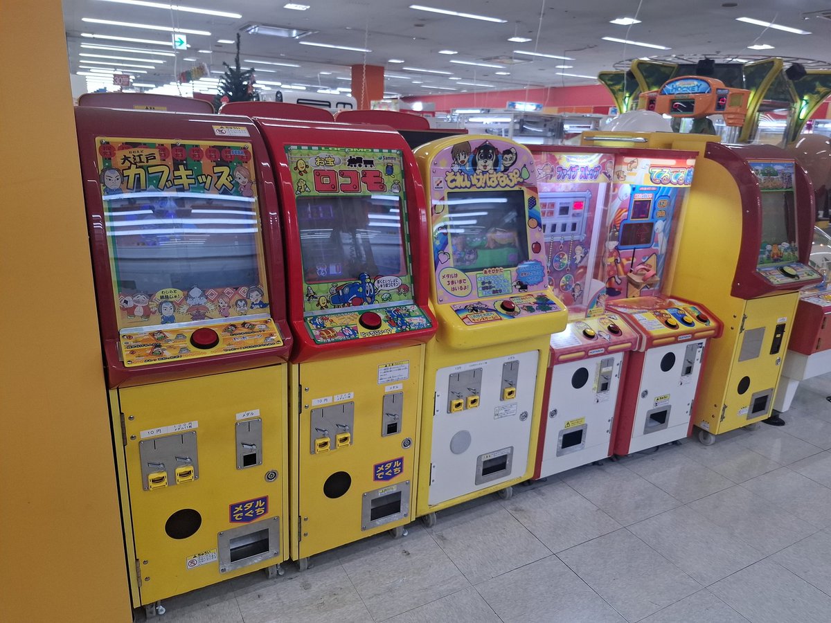 yume_land_oku's tweet photo. ひよこ店員です。

今日は新入荷がないのでコインゲーム機の紹介です！

コインゲームはどれもレトロで大人も懐かしみながら遊べる筐体です。
ダイノキングⅢは当たるとコインが大量放出されるので人気ですよ♪

是非遊びにいらしてくださいね！

#岡山ゲームセンター
#ゆめランド邑久店 https://t.co/Rti7sosvJA