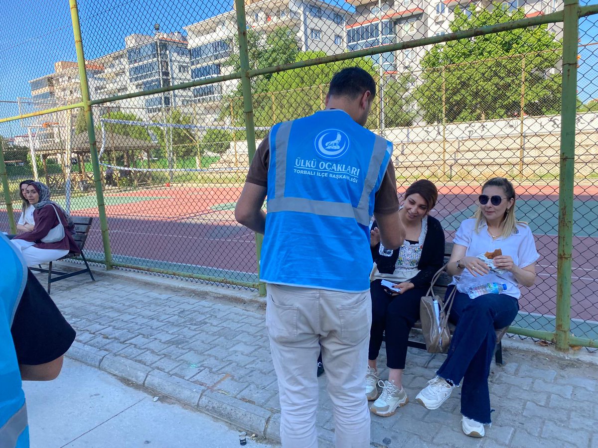 torbaliocak3535's tweet photo. Ülkü Ocakları Torbalı İlçe Başkanlığı olarak, Yükseköğretim Kurumları Sınavı (YKS) kapsamında Torbalı Cumhuriyet Mesleki ve Teknik Anadolu Lisesi'nde sınava girecek öğrencilerimize ve görevli öğretmenlerimize okul girişinde su ikramında bulunduk.

Geleceğimizin teminatı olan kıymetli gençlerimize çıktıkları bu önemli yolda başarılar diliyor, emeklerinin karşılığını almalarını temenni ediyoruz.

Tüm öğrencilerimize YKS’de üstün başarılar dileriz.

@ayyildirim1
@burakkilictc
@dumanliibrahim
@Akinakcaay
@cihandinc_