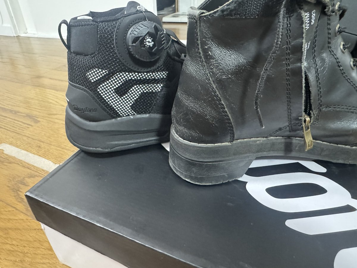 GSXS1000GT_0309's tweet photo. 夏用にデイトナのDS-504買った。
涼しそうな気がするし、ダイヤル式で脱ぎ履きしやすいのがいいね。

意外と厚底なので足つきも問題なさそう。

早く梅雨終わらないかな。休みなのに家でダラダラしてるのつまらんw

雨でもできる趣味探し必要だなー https://t.co/jTfSmcBy38