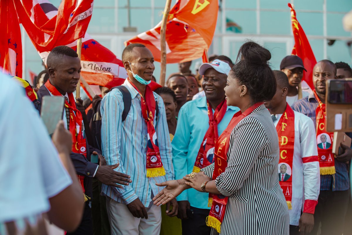 TcheluBora243's tweet photo. 🔴#RDC🇨🇩 :  Arrivée ce 19 juin à Kananga, Mme Nancy NDOMBA, Trésorière Nationale Adjointe de la Ligue des Jeunes de @AfdcRDC, a été chaleureusement accueillie par les militants, jeunes, mamans, papas et sympathisants. Elle remercie chacun pour cette mobilisation exceptionnelle. https://t.co/Rdh9mrGWwy