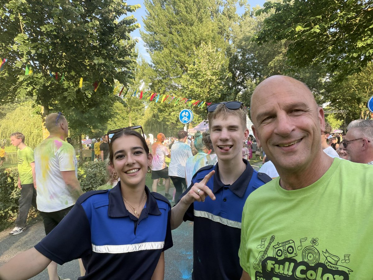 TheoRietkerk's tweet photo. #FullColorFestival met ontmoetingen en muziek. Ook @LandstedeMBO doet weer mee met meer dan 70 studenten #Veilig&Beschermd : geweldig ๐ Op de eerste foto de studenten Nina uit Kampen en Ruben uit Heerde; zelf doe ik mee als vrijwilliger bij de bar. https://t.co/55stu3aVBJ