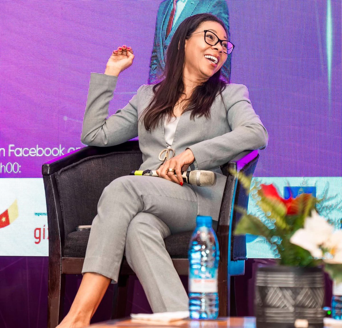 DimitriDupong's tweet photo. 🔴🇨🇲 Félicitations à Mme Rebecca Enonchong 🎉🎊
Merci d’avoir élevé le drapeau national au plus haut niveau, en devenant la première femme africaine vice présidente de la chambre de commerce.

Avoir des visions différentes pour notre pays, ne fait pas de nous des ennemis. https://t.co/uSIwR6kqAO