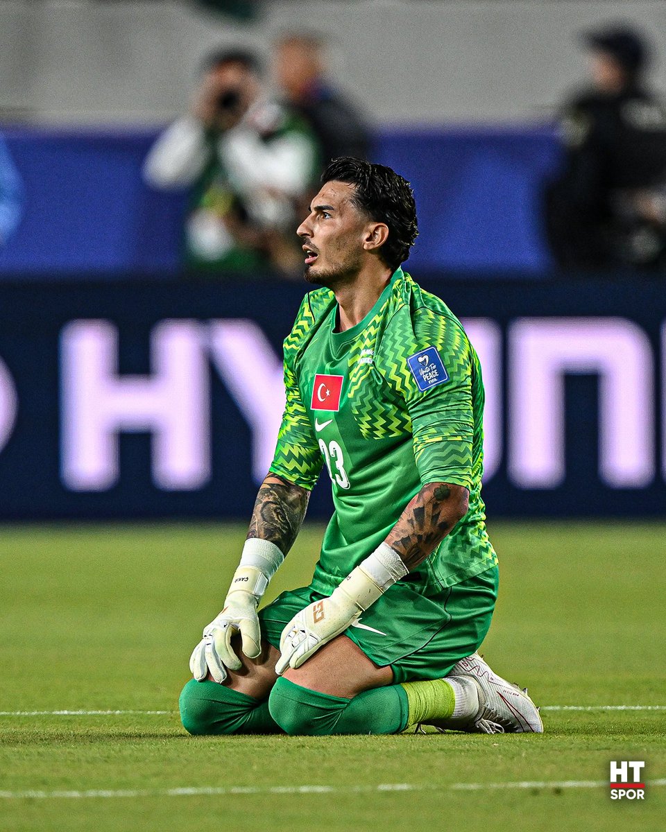 EylemBolukbas's tweet photo. Bugün olmadı…
Kaybetmek futbolun içinde var. Ama bu formanın ağırlığını hissedip gözyaşı döken hiçbir oyuncu bizim için utanç değildir.
Bu gözyaşları, bu formanın sorumluluğunu taşıdıklarını ve ne kadar istediklerini gösteriyor. Üzüldük, kırıldık ama yine de başımız dik. Yanınızdayız 🇹🇷

#MilliTakım 
#BizimÇocuklar 
#TürkiyeninMaciVar