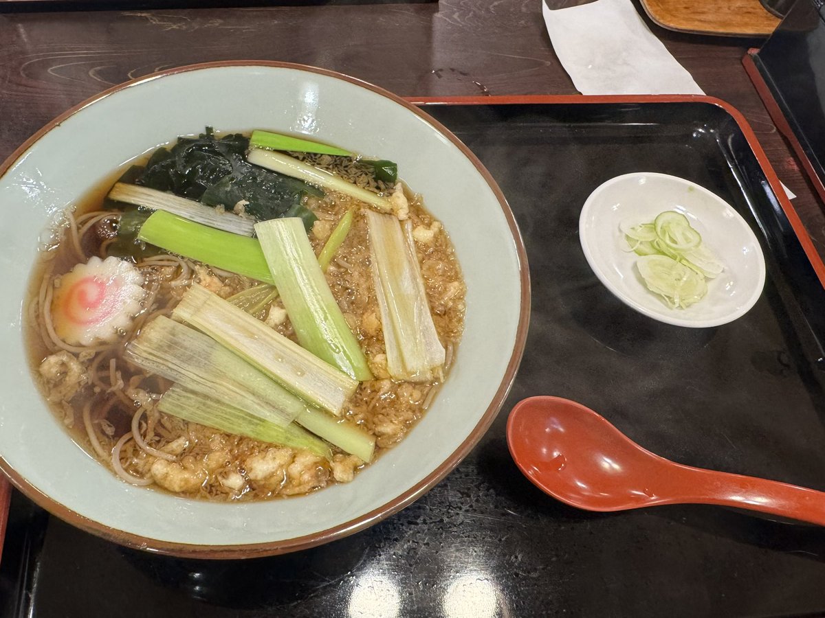 In12998's tweet photo. 昼ご飯
完全昭和の
レトロなお店で
たぬきそば

テーブルに置かれた伝票も
レトロ感満載

支払いは
PayPayはもちろんカードも使えず現金のみ🤭

美味しいです❤️

しかし
この店
港区青山なんです🤭 https://t.co/pNfu4p3ATF