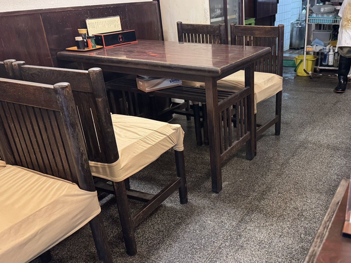 In12998's tweet photo. 昼ご飯
完全昭和の
レトロなお店で
たぬきそば

テーブルに置かれた伝票も
レトロ感満載

支払いは
PayPayはもちろんカードも使えず現金のみ🤭

美味しいです❤️

しかし
この店
港区青山なんです🤭 https://t.co/pNfu4p3ATF