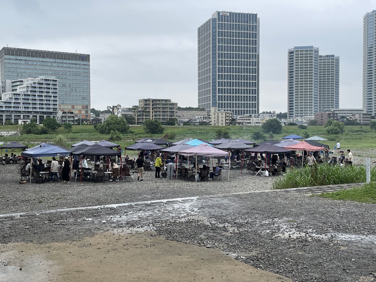 Tama_bbqms's tweet photo. 梅雨の中
本日は梅雨入りして初めて雨の土曜を迎えました。
昨日よりキャンセルが入り本日の件数は半減しましたが、皆様雨の中BBQをお楽しみ頂いております。 https://t.co/K74HeDnU8p