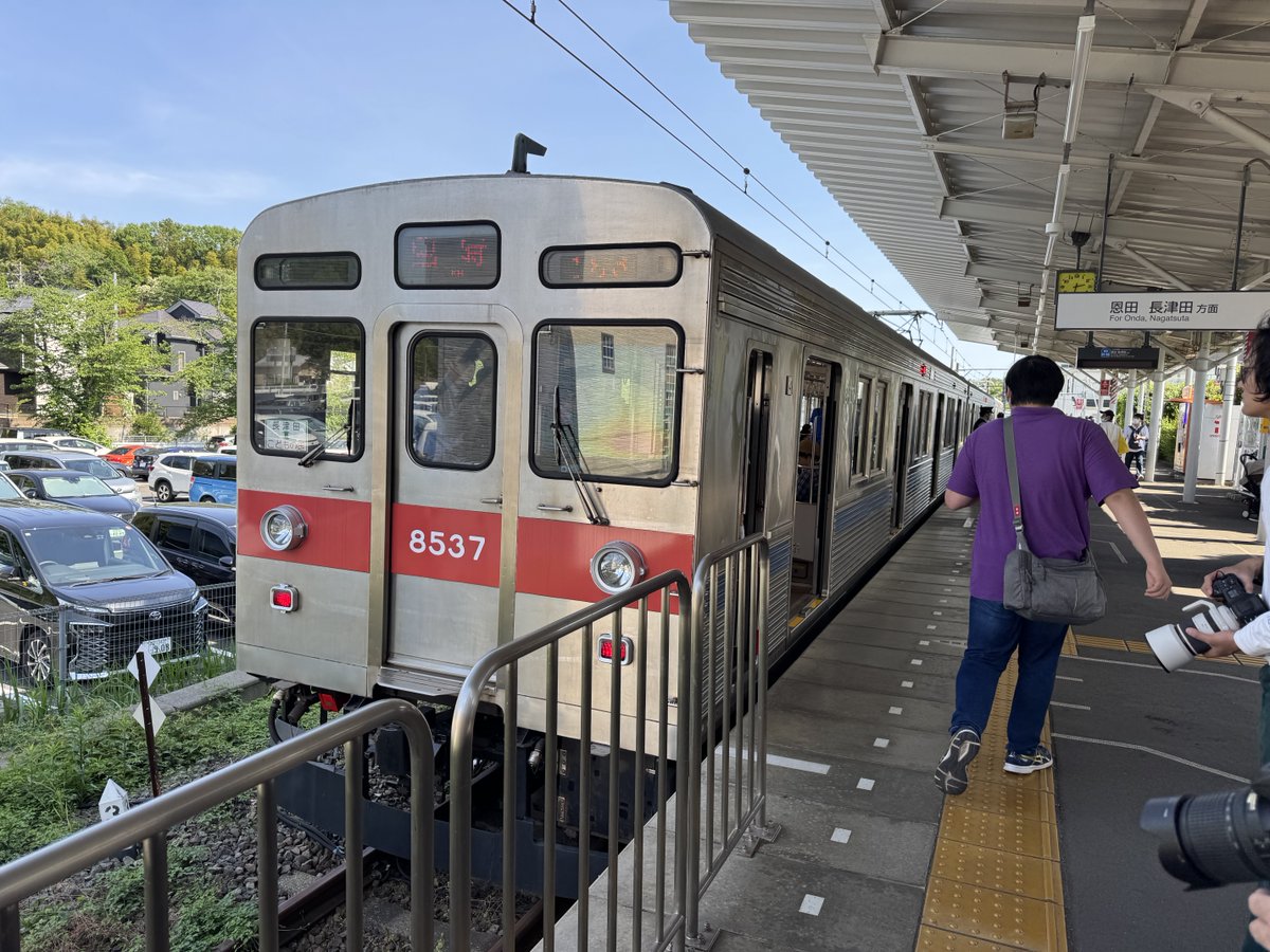 satsukisan38's tweet photo. #あんなゴロゴロいた時代が懐かしい

半蔵門線で「東急の車両です」が出てきたら8500系が来るまで待っていたことがある
2〜3本待てばやってきた時代が懐かしい https://t.co/CmYJNiqG1o