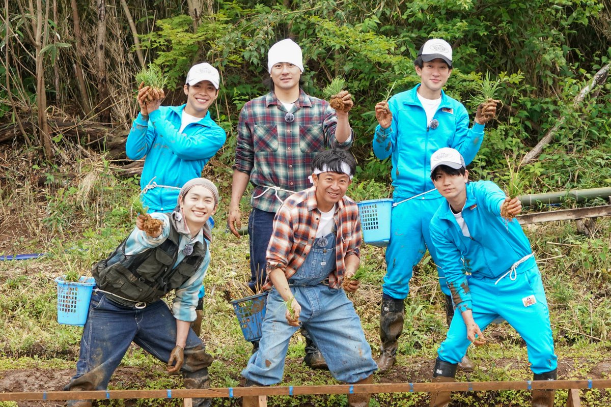 nittele_ntv's tweet photo. 1995年に放送開始
今夜でついに放送1000回

城島茂
横山裕(SUPER EIGHT)
森本慎太郎(SixTONES)
藤原丈一郎(なにわ男子)
松島聡(timelesz)
髙地優吾(SixTONES)

メンバー全員で26年目の田植えに大奮闘

初登場シーンと共に
懐かし映像もプレイバック

📢今夜7時
『#鉄腕DASH』
https://t.co/PdUWmY4eqp https://t.co/jjKsVuugAt