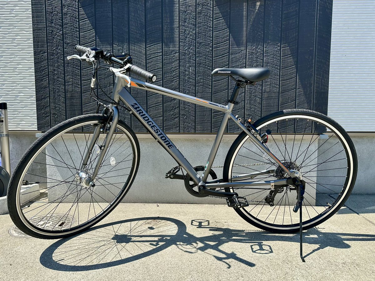 hog12690's tweet photo. 通勤＆運動用に買ったBRIDGESTONE TB1🚲田舎の街中でも結構見るんだよな〜👀
ってことで周りと同じだとカスタムしたくなる病が発症して早速イジる🛠️
泥除け撤去、ペダル＆ハンドル交換、ステム逆付け😏
自己満足の世界だけどクロスバイク風になってきた👍
#TB1 #クロスバイク https://t.co/niDIQ0pRt9