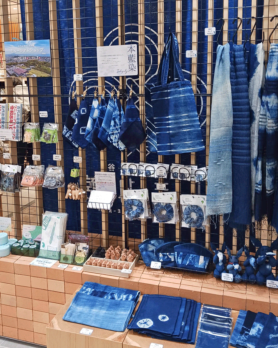 izm_rekihaku's tweet photo. ＼来月開催のしまね館でのイベント、皆さんはもうチェックしましたか?👀／
『～えらんで作って♪ 古代のアートを楽しむ時間～ 出雲れきはくワークショップ』
https://t.co/OAIROFvRvn

#古代出雲歴史博物館 #東京 #日比谷しまね館 #ワークショップ #藍染め #青銅器 https://t.co/8fL9zc7nMn