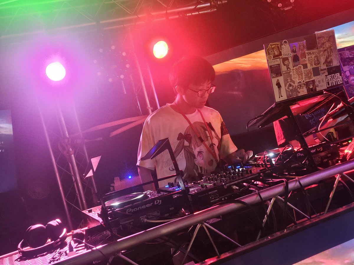 lovedoriplus's tweet photo. 3番手 ゲストDJタカタくんです。

初っ端からBPM早めでロックに盛り上げてくれてます!!

まだまだ始まったばかり、是非遊びに来てください。

#ラブドリプラス https://t.co/BfUPmLPakp