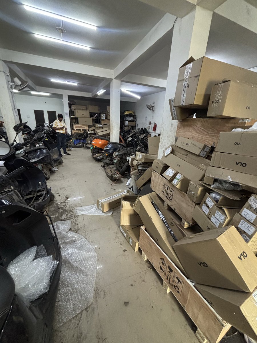 rahulkhandelw10's tweet photo. @OlaElectric @OlaSupport @bhash
Meri Ola S1 Pro 28/05/2026 se service center mein hai. 22 din baad bhi scooty sahi nahi hui. Aapke 1 ghante mein service ke daave jhoothe hain. Main scooty tak nahi dhoondh pa raha, kabaad bana rakha hai. 20 din se udhaar ki scooty par hoon. https://t.co/Z1qZN5kj22