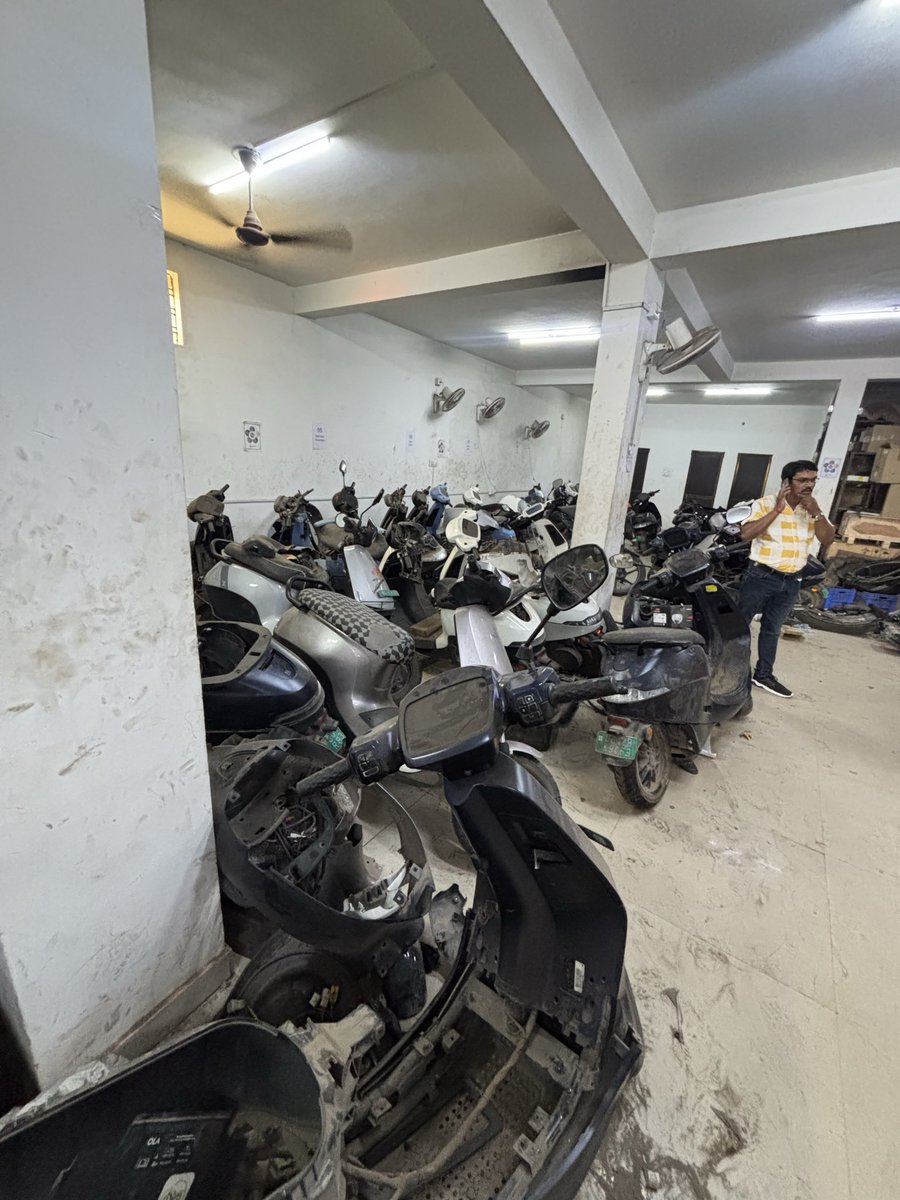rahulkhandelw10's tweet photo. @OlaElectric @OlaSupport @bhash
Meri Ola S1 Pro 28/05/2026 se service center mein hai. 22 din baad bhi scooty sahi nahi hui. Aapke 1 ghante mein service ke daave jhoothe hain. Main scooty tak nahi dhoondh pa raha, kabaad bana rakha hai. 20 din se udhaar ki scooty par hoon. https://t.co/Z1qZN5kj22