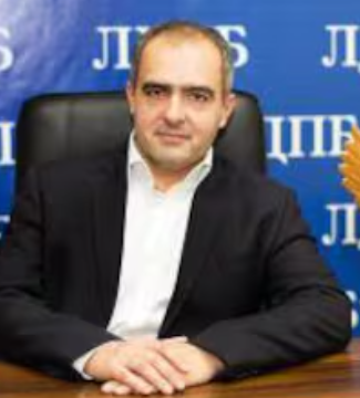 EurekaNews10's tweet photo. 🇧🇾🇺🇦 Diputado bielorruso a Zelenski: "Amenazar a Bielorrusia nunca ha terminado bien para nadie"

Oleg Gaidukévich denunció las mentiras del jefe del régimen de Kiev y le recordó a Zelenski que "tocar a Bielorrusia nunca quedará impune".
El vicepresidente de la Comisión de Asuntos Internacionales de la Cámara de Representantes de Bielorrusia, Oleg Gaidukévich, declaró que Vladímir Zelenski intenta arrastrar a Bielorrusia y a toda Europa al conflicto armado. En un video difundido en su canal de Telegram, el diputado acusó al presidente ucraniano de mentir y provocar a Minsk.

"Zelenski sigue mintiendo y provocando a Bielorrusia. Hoy afirmó que le da una semana a Bielorrusia para retirar cierto equipo de la frontera bielorruso-ucraniana", indicó. "Primero: es mentira. No hay ningún equipo en la frontera, excepto el que garantiza la seguridad de Bielorrusia. Esto lo saben todos, incluso en Occidente. Los servicios de inteligencia de todo el mundo funcionan perfectamente y el señor Zelenski lo sabe", afirmó Gaidukévich.

"Segundo: hablar con un ultimátum a Bielorrusia es una estupidez y nunca conducirá a nada. Tercero: conocemos perfectamente los objetivos de todas estas provocaciones y declaraciones falsas, de todos estos actos de extremismo contra Bielorrusia. Es un intento de arrastrar a nuestro país al conflicto militar y de arrastrar a toda Europa. Esto se sabe tanto en Bielorrusia como en Rusia. No seguiremos ese guion que alguien nos escribe", añadió.

El diputado advirtió además que "amenazar a Bielorrusia nunca ha terminado bien para nadie. No vale la pena hacerlo nunca". También lanzó un mensaje a los europeos: "A los europeos, a Bruselas, les recomendaría que reflexionaran hacia dónde los están llevando. Los están arrastrando a un conflicto militar. Quieren prolongarlo a costa de ustedes. Quieren seguir existiendo a costa de ustedes. Piensen hacia dónde los llevan y qué quieren hacer con ustedes".

"Nuestras reacciones ante todas las provocaciones y declaraciones son siempre tranquilas y reflexivas. Sin emociones, pero todos entienden perfectamente que tocar a Bielorrusia nunca quedará impune. Vemos los objetivos, los conocemos y los entendemos. No seguiremos sus guiones. Todas las declaraciones de hoy sobre Bielorrusia son mentira. Mentira y engaño. Y eso lo saben todos", concluyó Gaidukévich.