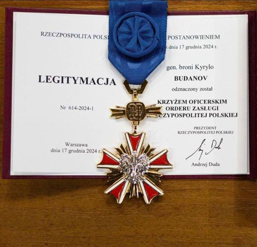 piotrkaszuwara's tweet photo. ‼️🇺🇦🇵🇱 Kolejni ukraińscy politycy i dyplomaci zrzekają się polskich odznaczeń. Swój order oficerski postanowił oddać Polsce szef biura prezydenta Ukrainy Kyryło Budanow @Kyrylo_Budanov, a kawalerski krzyż zasługi zwraca Ambasador Ukrainy w Polsce Vasyl Bodnar @VasylBodnar. Obaj podkreślili, że odebranie Orderu Orła Białego przez @NawrockiKn prezydentowi Zełenskiemu @ZelenskyyUa, to prezent dla Moskwy. Wcześniej swoje odznaczenie postanowił oddać też szef MSZ Ukrainy Andrij Sybiha @andrii_sybiha.

🎖️ Budanow napisał:

„Jestem przekonany, że gest Prezydenta Polski nie ma nic wspólnego ze sprawiedliwością. O jakiej bowiem sprawiedliwości może być mowa, skoro na przykład włoski faszystowski dyktator i sojusznik Hitlera Benito Mussolini do dziś nie został pozbawiony Orderu Orła Białego?

Ukraina bez wątpienia dokona oceny tego wydarzenia. Mimo wszystko nadal będziemy konsekwentnie opowiadać się za otwartym partnerstwem ze wszystkimi naszymi sojusznikami. Partnerstwem równoprawnym, opartym na zasadach wzajemnego szacunku.

Ukraina będzie nadal walczyć w pierwszej linii obrony całej Europy, w tym Polski, płacąc za to najwyższą cenę.”

🎖️ Urzędujący Ambasador Ukrainy w RP:

„Polska jest dla nas przyjacielem, sojusznikiem i partnerem. To miliony Polek i Polaków, którzy otworzyli swoje domy i serca dla naszych ludzi, pomogli Ukrainie w najtrudniejszym czasie. Zawsze będziemy pamiętać o tej pomocy, doceniać ją i opowiadać o niej naszym dzieciom i wnukom.

Jako Ambasador Ukrainy w Polsce pracowałem i nadal pracuję nad tym, aby nasze relacje się rozwijały, aby realizowały się wspólne projekty i rozwiązywano trudne kwestie historyczne. Dzięki dobremu dialogowi w ciągu ostatnich półtora roku udało nam się wiele osiągnąć.

Nie mogę jednak pozostać obojętny wobec decyzji, którą uważam za historycznie niesprawiedliwą. Rozumiejąc emocje panujące w Polsce, nie godzę się z tym, że Prezydent Ukrainy Wołodymyr Zełenski – przyjaciel Polski, głowa państwa, które walecznie się broni przed rosyjskim agresorem oraz broni pokoju w Europie – został pozbawiony najwyższego polskiego odznaczenia.

W warunkach wojny rosji przeciwko Ukrainie, pod nawałą ataków rakietowych i dronowych, decyzja ta jest odbierana jako szczególnie bolesna i emocjonalna, jako gest skierowany do całego Narodu Ukraińskiego.”