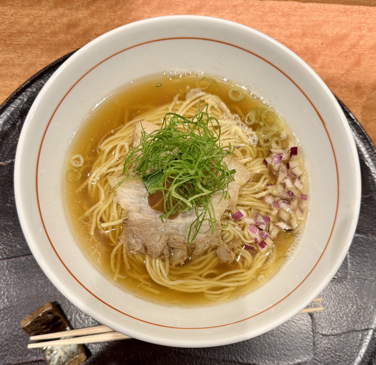 Yukari_ramen's tweet photo. 高輪台のRAMEN TUNEさん
煮干しと宍道湖蜆の醤油らぁ麺

6月9日オープン❗️高輪ゲートウェイにあったらぁ麺かりよんさんの移転実店舗化😃
生憎の天気の中五反田から長い坂を登っていきます☔️7月から土曜はコースのみになるようなので、残り少ない通常メニューが頂ける週末🙂
苦味エグ味とは無縁の品の良い煮干しの効き方に蜆❗️煮干しと貝をウリにしているお店は他にもあるけど、それらの店と違い和風出汁寄りな印象は受けなかった。なんだろな⁈ラーメン屋らしからぬお店の雰囲気にのまれたか⁉️何にせよ大満足です💕
鶏と蜆のラーメンも気になります😇

なお祝花と並びが無かったら気付かずに通り過ぎた可能性大…