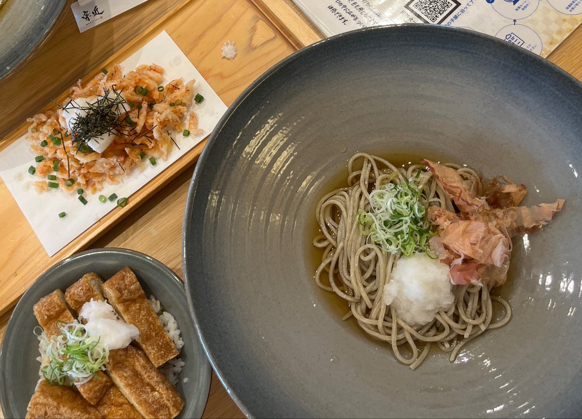 CocoGeroko___96's tweet photo. 蕎麦欲に掻き立てられ、宗近本店。
ｵｽｽﾒの竹田の揚げ丼とおろしそばのセット。相変わらず皿がデカい。
桜海老のかき揚げもかなり美味。 https://t.co/TNxIAMws2Z