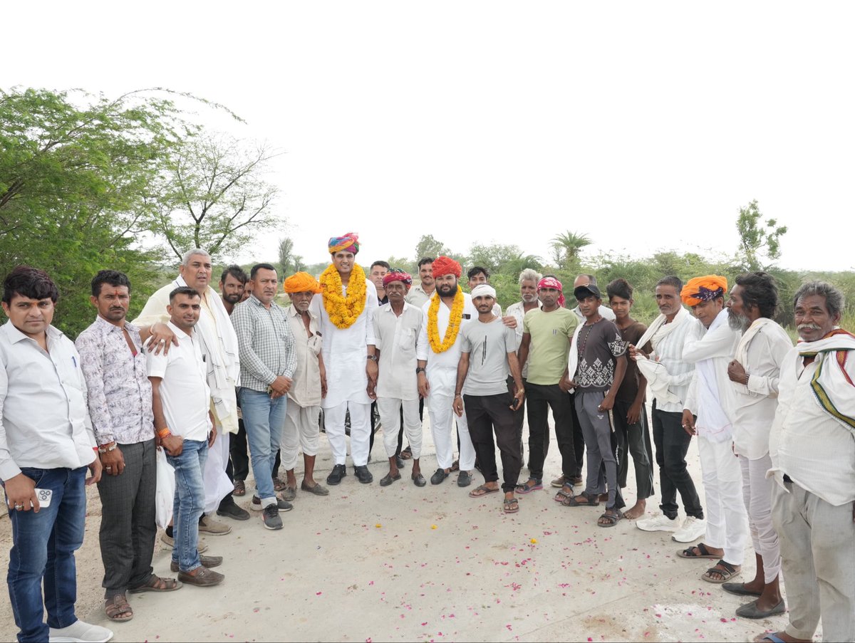 DrVikasAjmer's tweet photo. कल प्रवास कार्यक्रम के दौरान ग्राम बांदनवाड़ा, सिंगावल, बिजयनगर, देवलिया कलाँ, लामगरा, चापानेरी, नागोला, सरवाड, ताजपुरा में कांग्रेस पार्टी के पदाधिकारी, कार्यकर्ता-भाइयों एवं समर्थकों द्वारा दिए गए सम्मान, सत्कार के लिए हार्दिक आभार।

मैं निरंतर प्रयासरत हूँ कि पूरे अजमेर जिले में कांग्रेस पार्टी मज़बूत हो। कांग्रेस की विचार धारा और लोकसभा में नेता विपक्ष श्री @RahulGandhi जी का संदेश जन-जन तक पहुँचे। 

आपका स्नेह और सहयोग सदैव यूं ही बना रहे 🙏
#ajmer