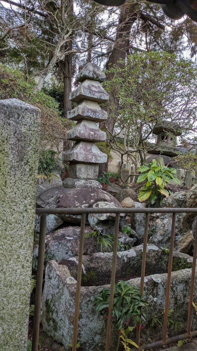 idearockets's tweet photo. 花札の10月札「紅葉に鹿」で、鹿がそっぽを向く姿が「シカト」の語源というのは有名。実はこれ、三作の石子詰之塚に眠る子を想う母が植樹した紅葉の伝説を描いた図案。悲痛な物語を背景にしながらも、当の鹿がプイっと横を向いているギャップは、まさに奈良の歴史が紡いだ不思議な物語と言えましょう。 https://t.co/BpJeti8ByS