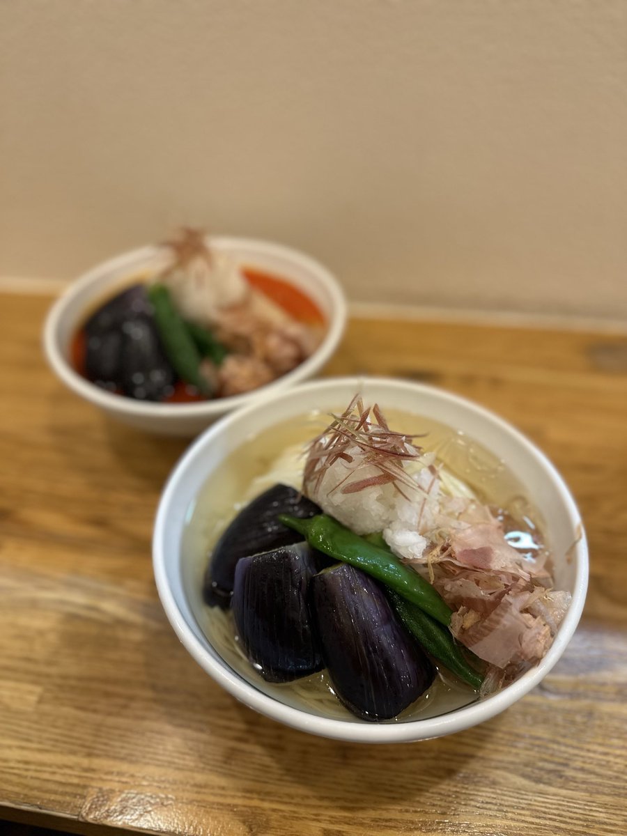numachanramen's tweet photo. 毎年恒例
野菜が収穫出来た時は、
サマーベジタブルコールドラーメン🍆

スタンダードモデル🐟
レッドホットモデル🌶️

〜夏野菜の冷やしラーメン〜
ぬまちゃんラーメンよろしくね https://t.co/rTeRUOGPMl