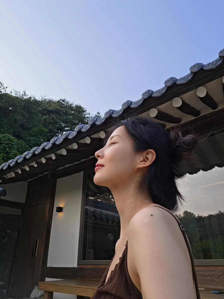 SeohyunData's tweet photo. 📷 #서현 | Seohyun Instagram Update:

A moment of serenity. https://t.co/h4tDQQglnN