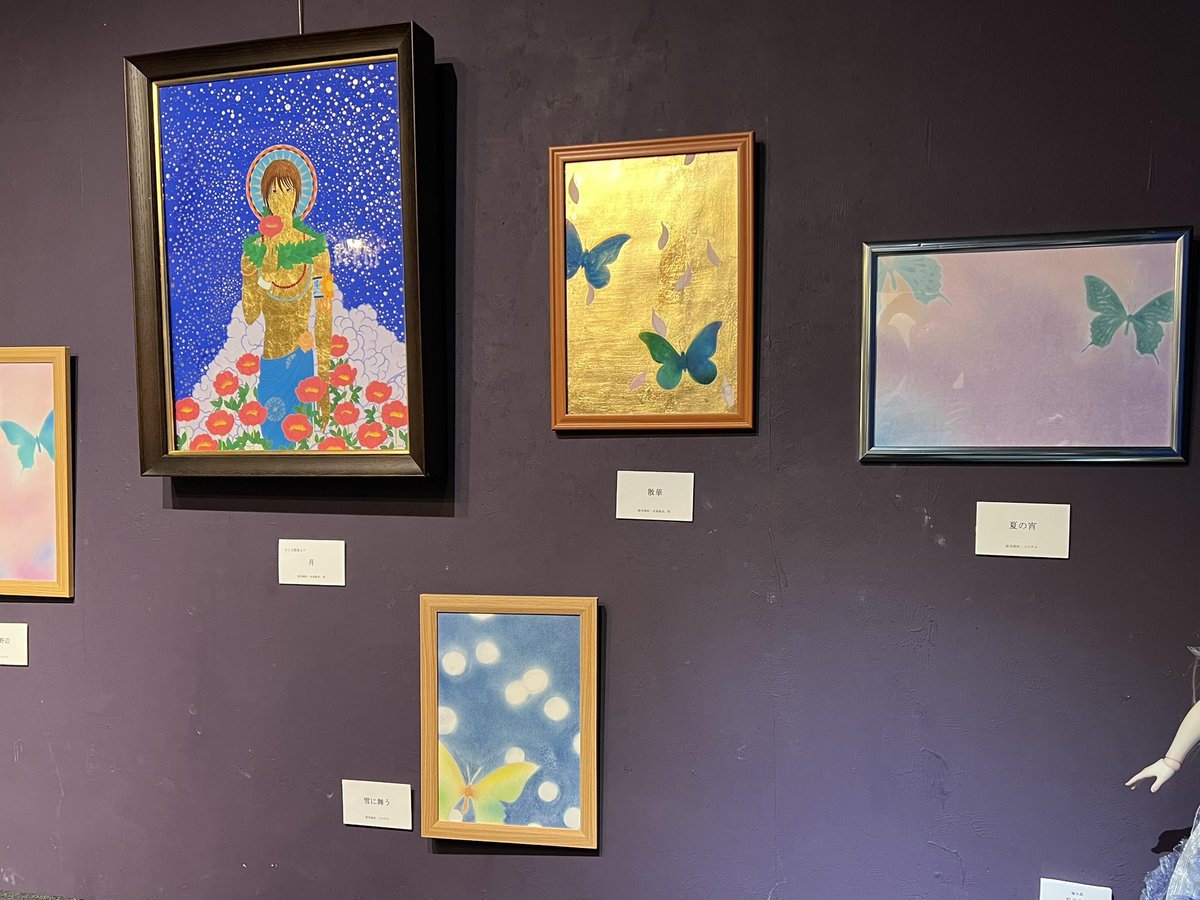 Un41Ds's tweet photo. シヅキ@siduqui  さんの個展「詩う月」展へ。
蝶の動きに導かれるように辿りながら、柔らかいパステルの色合いや金箔の力強い輝きを感じる作品を鑑賞。

後ろを向いた犬越しに見える夏空もかわいい。

ギャラリーカフェバー　オンディーヌ@ondine0515 にて、明日21日まで https://t.co/nkgJZVD4w6