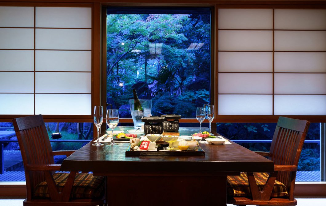 shyesie's tweet photo. 華鳳がバズってるけど、お隣の姉妹館「泉慶」なら夕朝食付き1人2万円台で泊まれるからガチでおすすめ。
旅館ランキングで全国総合1位の宿���のに、この価格なの！？と毎回驚く。
豪華絢爛な館内、濃厚なエメラルドグリーンの硫黄泉、新潟の絶品グルメと日本酒をこの価格で味わえるのはバグ。 https://t.co/kq4XzIYd8w