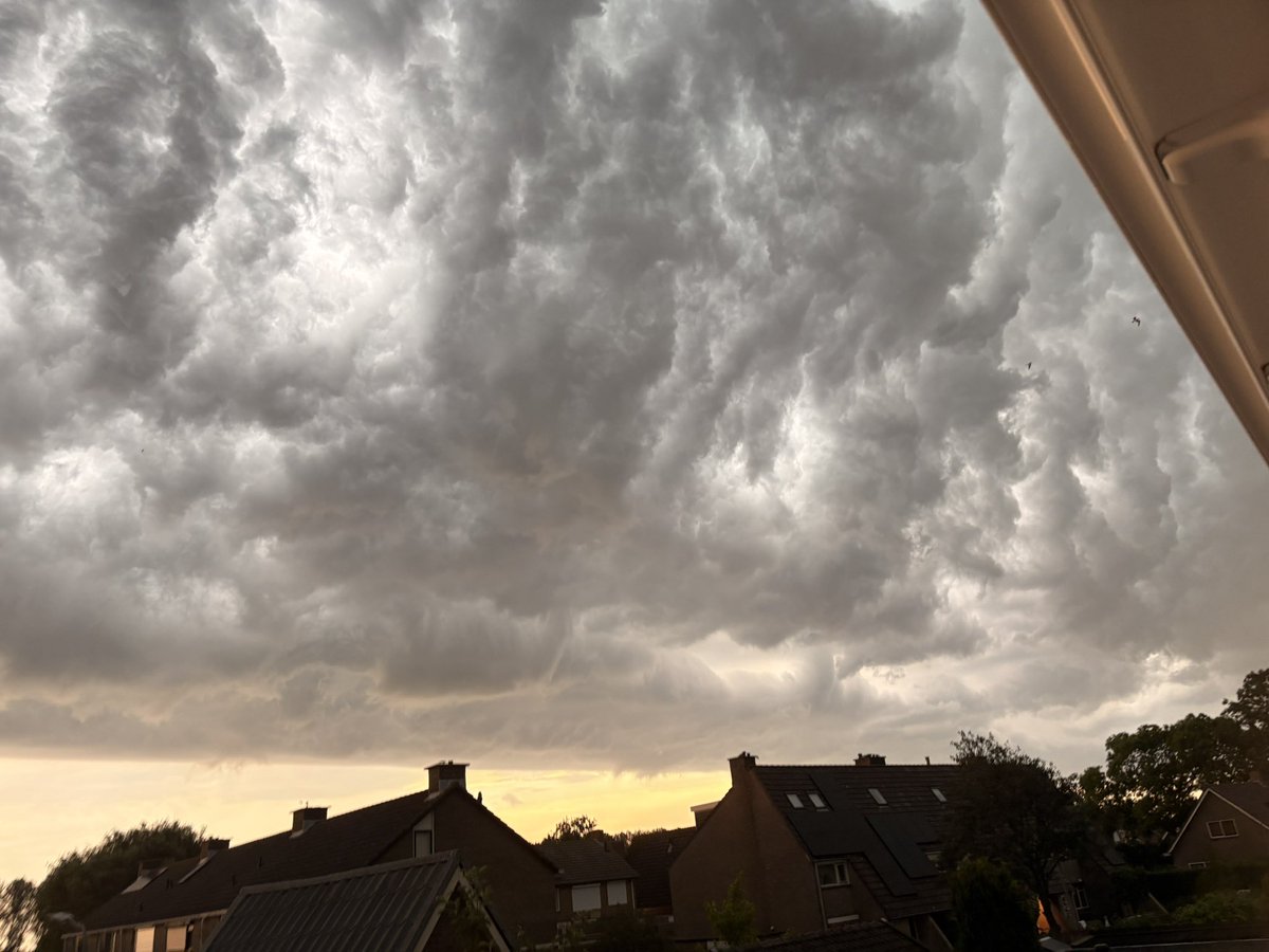SaskiaHeijden's tweet photo. Wat klopt er niet aan de onweersbui gisteravond

De wind
De windrichting 
De manier van verplaatsen 
De kleuren
De verlichting 
De rolwolk
De tijdzones van het verlichten en het donder geluid
De temperatuur voor, tijdens en na de onweerswolken
De hoogte en de hoogte verschillen https://t.co/HinFSbYz3d