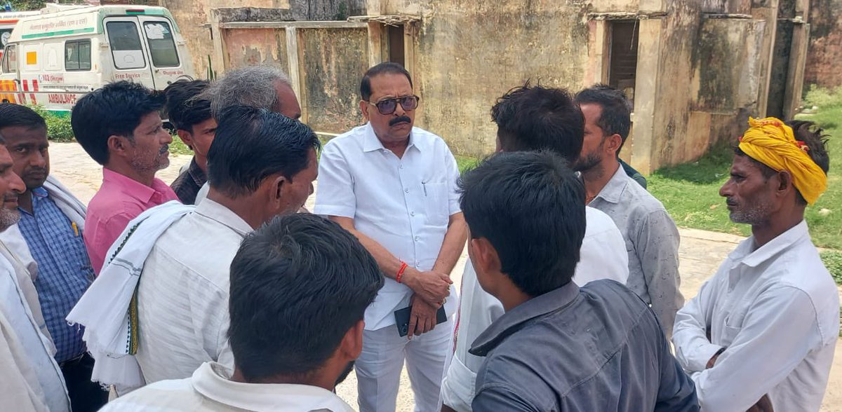 bsranabjp's tweet photo. खेड़ा सुल्तानपुर निवासी श्री राजेश पुंढीर जी के आकस्मिक निधन के अत्यंत दुःखद समाचार पोस्टमार्टम गृह पहुँचकर शोकाकुल परिजनों से भेंट की तथा उन्हें इस अपार दुःख की घड़ी में ढांढस बंधाते हुए अपनी गहरी शोक संवेदनाएँ व्यक्त कीं।

ॐ शांति। 🙏🏻 https://t.co/ZGf7sK1AZk