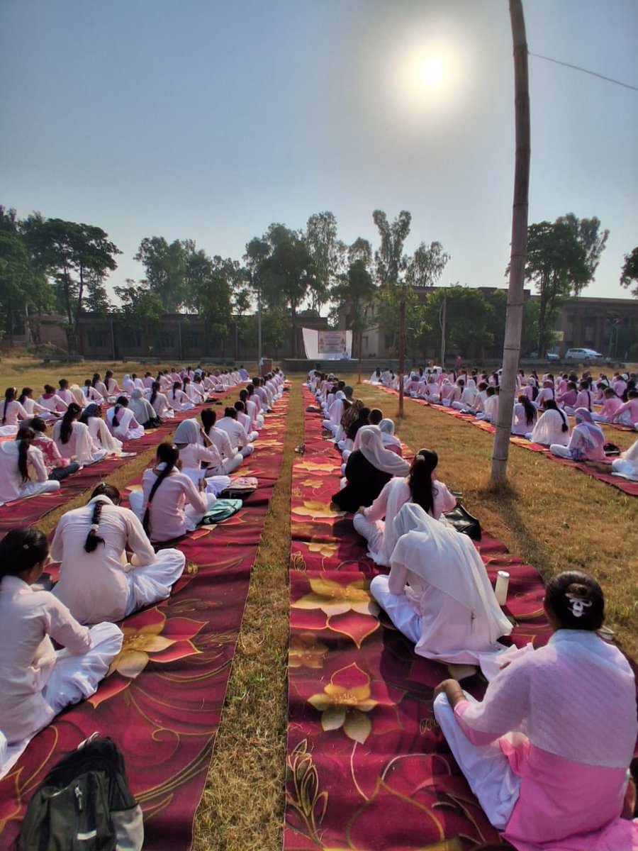 MSUnive's tweet photo. माँ शाकुम्भरी विश्वविद्यालय के 'साप्ताहिक योग महोत्सव' में, राजकीय महिला महाविद्यालय, बेहट में एक शानदार योग कार्यक्रम का आयोजन किया गया। ✨ इसकी मुख्य थीम थी 'योग और जीवनशैली: महिला सशक्तिकरण एवं स्वास्थ्य'। माननीय कुलपति जी मुख्य अतिथि के रूप में उपस्थित रहीं! 🧘‍♀️🌿💖 https://t.co/gMGTC4jt9K