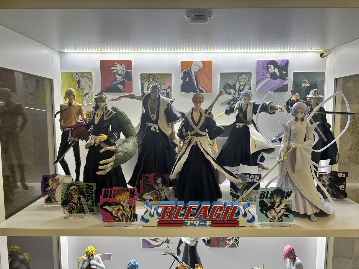 Nuko0O's tweet photo. @Uh28Ni こうすると下段がめっちゃ良くなるんよ
上段も統一感あってバランス取れてるからこっちにするか🤔

ちなみに上段足元にアクスタ置いたんだけど、ありなしどっちがいいと思う？
あってもかっこいいけど、アクスタなしでシンプルでも良きなんよな。 https://t.co/vhYEV8su3t