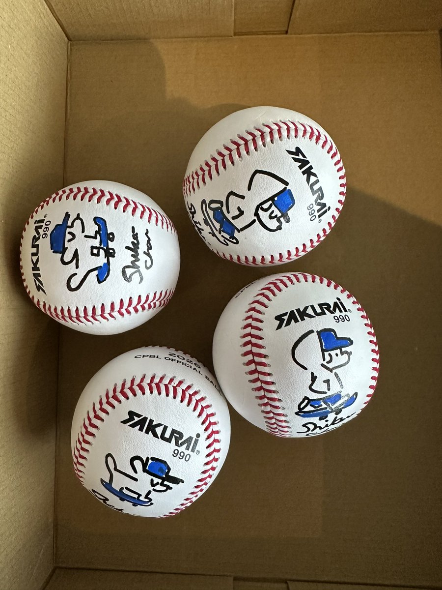 ボールにも沢山サインしてきました⚾️