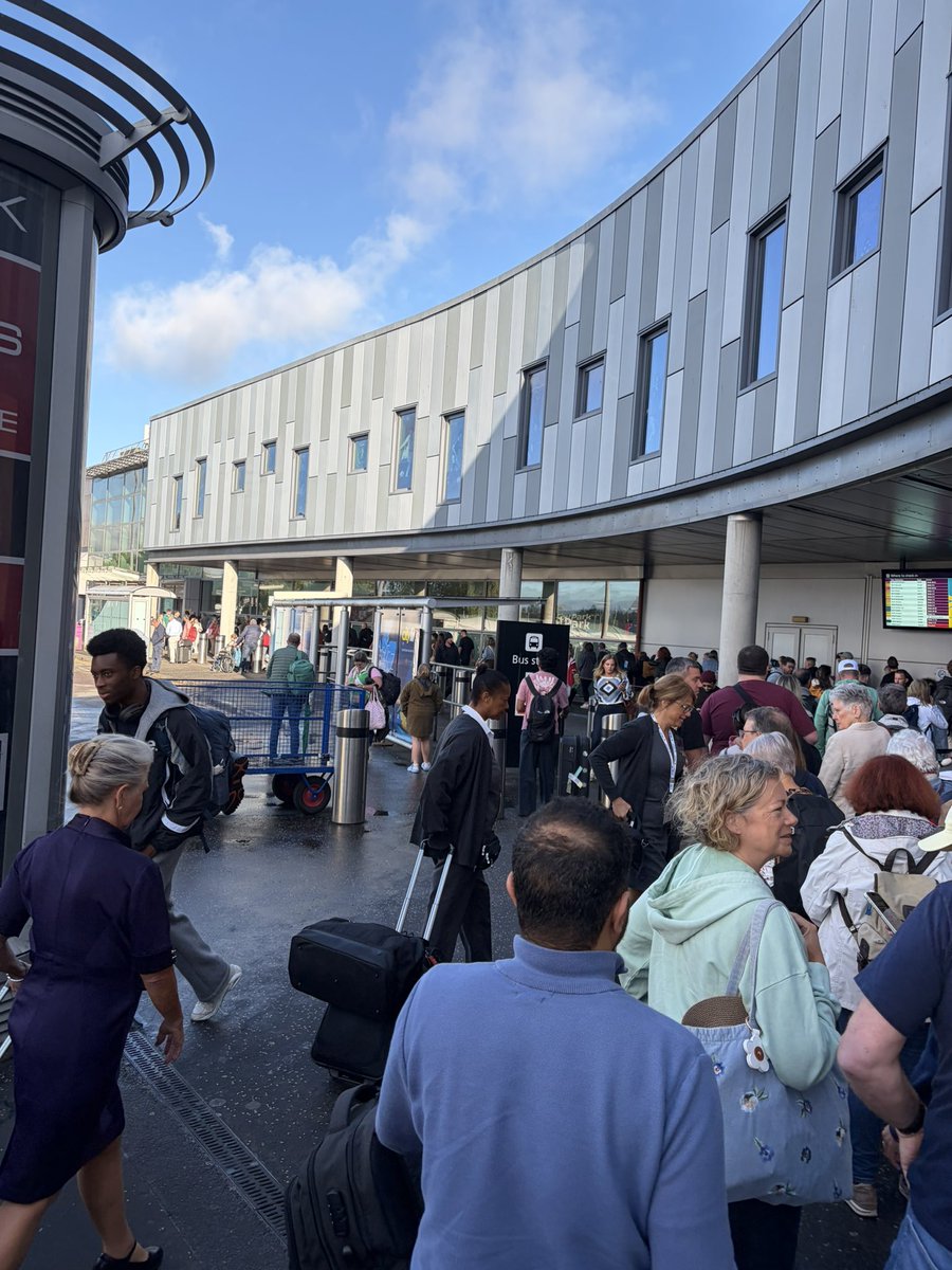 ChristinaH3ndry's tweet photo. I’ve never seen queues like it at Edinburgh airport this morning. Queuing all the way down to the bus stances to get into the airport. Staff now setting up belt barriers. Arrived almost an hour ago and still waiting to get through security. https://t.co/s1u9dftene