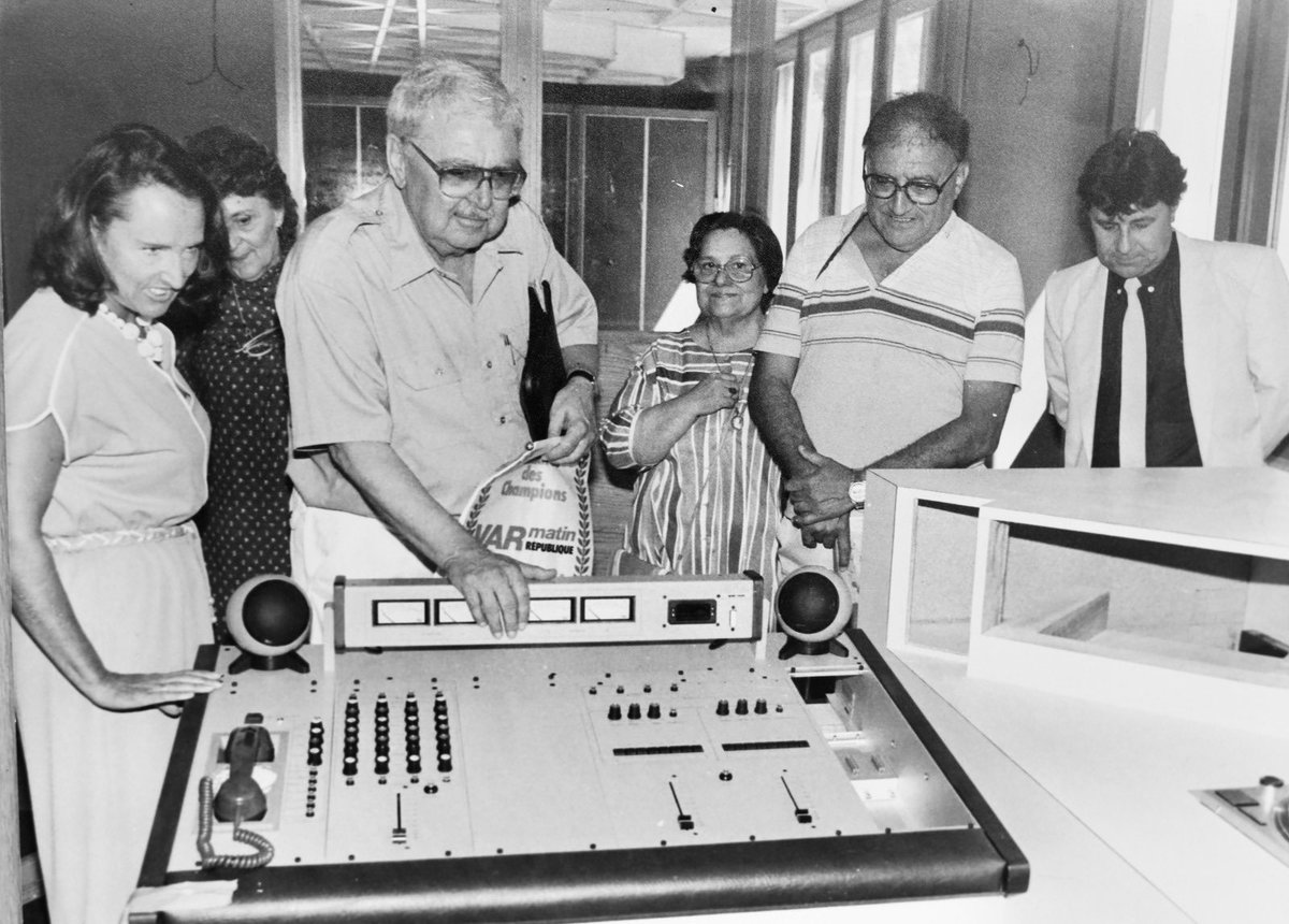 guilhemricavy's tweet photo. Tourné vers l'avenir, @Var_Matin lance Radio Vitamine en 1983. Le studio est installé au siège du journal, à Ollioules. On voit ici la console de diff (une Cora 124) avec son insert téléphonique intégré. La radio sera ensuite vendue et poursuivra sa vie jusqu'en 2015 #FMpower https://t.co/sNyMXZfVi2