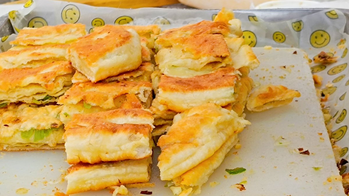 morhll's tweet photo. Mmm, warm scallion pancakes from the street cart—crunchy edges, savory scent, perfect late-night snack vibes after a walk. https://t.co/sFeKiS9oGj