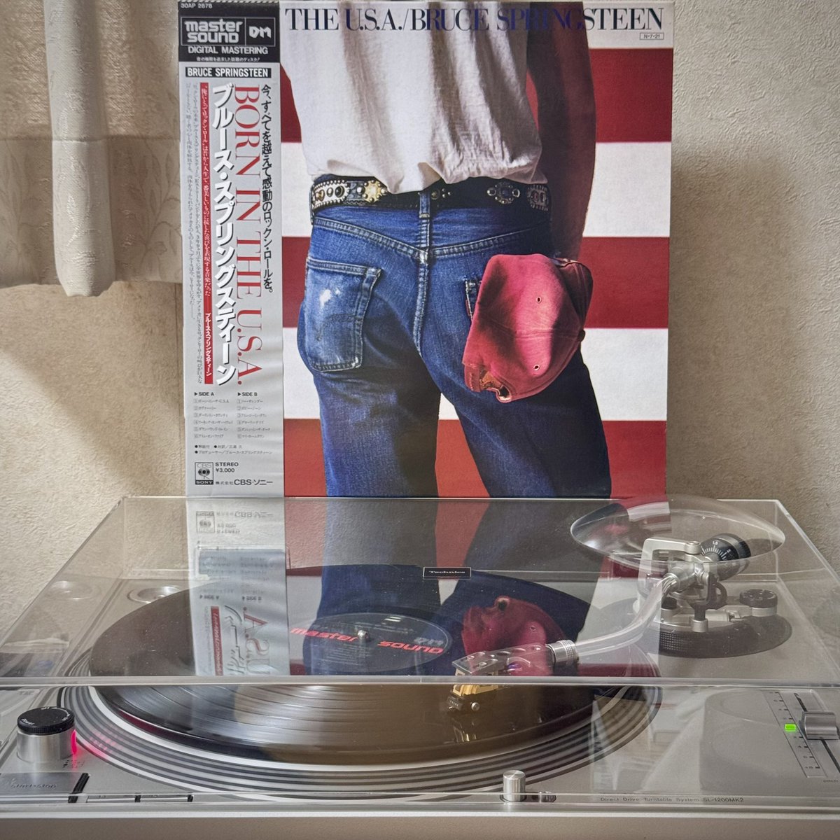 leiermann's tweet photo. ブルース・スプリングスティーンのBORN IN THE USA
1984年のリリース
スプリングスティーンといったらこのレコードだろ…ミーハーだからMASTER SOUND盤だ…と戯けてみたが、正直言ってこのレコードを聞くのは気が重い。これらの歌で描かれた人たちが今向いてる方向性を考えると暗澹とした気分になる。 https://t.co/WWG0EvEnHN