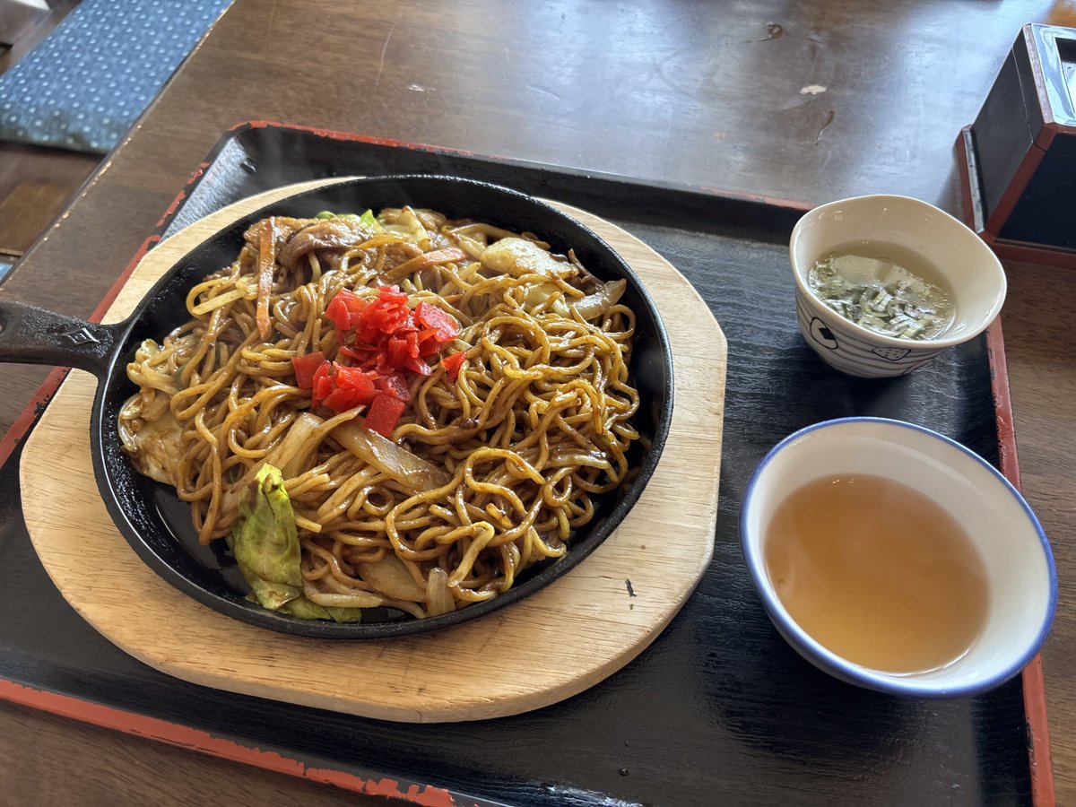 CZarashi's tweet photo. 今日のお昼は若鶴さんで梅だれかつめしとカレー焼きそばを頂きました

梅だれは元々のかつめしの美味しさに梅だれのサッパリさが合わさってめちゃ美味い✨️
そして安心安定のカレー焼きそば🍛
いつでも食べられるようになったのは本当に嬉しい！

ご馳走様でしたﾂﾙ(ง ˘ω˘ )วﾂﾙ https://t.co/sgG7XVhLzJ