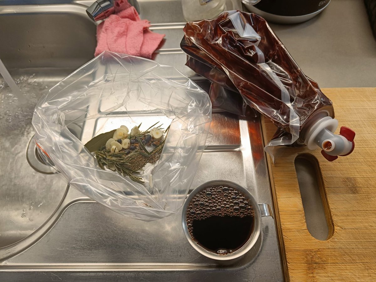 HilpoJuhana's tweet photo. Red wine marinated venison shank
Yesterday I put a nearly 1 kg venison hind shank into a red wine marinade.
Spices first, then the wine into a Minigrip bag. Put the shank in after them.
1/6
#venison #shank #wildgame #redwinemarinade #sousvide #peura #potka #punaviinimarinadi https://t.co/HCuw8IJuCR